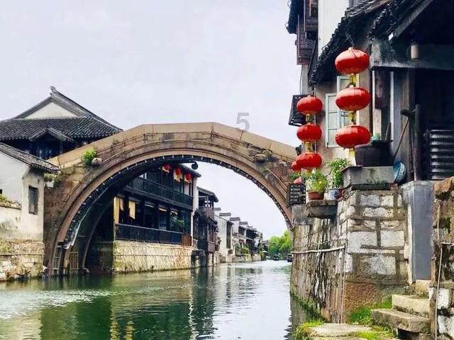 救援顽皮的小女孩